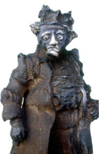 Les personnages de Jean-Pierre Horiot portent masque et celui-ci est toujours à deux faces sculpture de Jean-Pierre Horiot