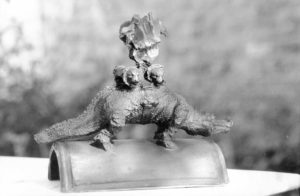 Crocodile locomoteur portant sur le dos une sorte d'oiseau de feu ou de dinosaure volant Sculpture Jean-Pierre Horiot Bestiaire