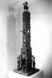 La tour, d'un mètre et demi de hauteur environ sculpture Jean-Pierre Horiot